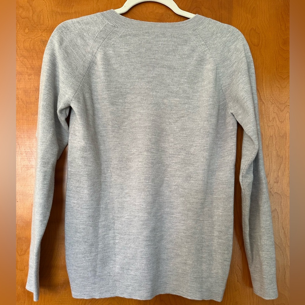 Peter Millar Women’s Merino Wool Gray V-Neck Sweater, Size M - Picture 3 of 4